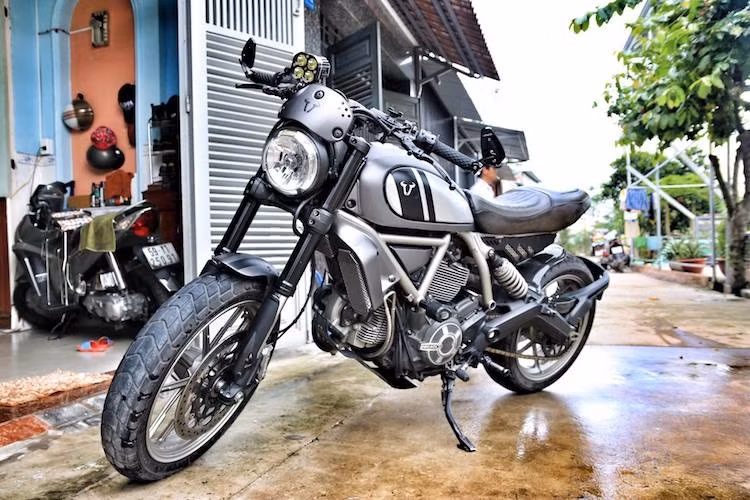Chủ nhân của chiếc Scrambler tại Sài Gòn này thuộc nhóm thứ 2, khi anh đã giữ nguyên kết cấu của mẫu xe hoài cổ nhà Ducati. Tuy nhiên với một số món "đồ chơi" và chi tiết nguyên bản được chỉnh sửa lại, chiếc xe đã mang đậm phong cách riêng của chủ nhân.