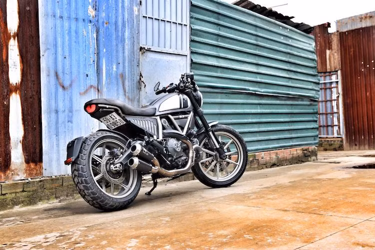 Không có những đồ chơi "hàng khủng", nhưng chiếc Ducati Scrambler vẫn đầy phong trần và mạnh mẽ khi được chủ nhân "cá tính hóa" theo ý thích của mình.