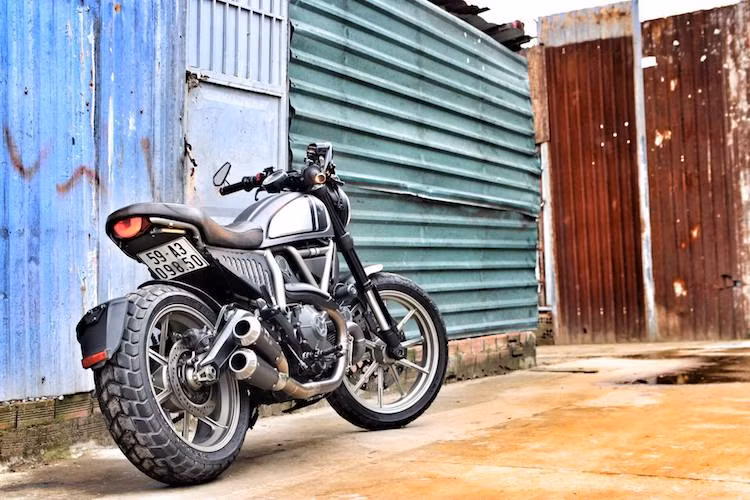 Khối động cơ 803 cc L-Twin nguyên bản của Scrambler được chủ xe giữ nguyên, chỉ có hệ thống xả mới với lon Akrapovic kép chính hãng. Thay đổi lớn nhất của chiếc xe là bộ khung phụ phía sau thẳng hơn xe nguyên bản, đi kèm với yên mới mỏng hơn cùng tấm ốp 2 bên thân xe được chủ nhân "thửa riêng".