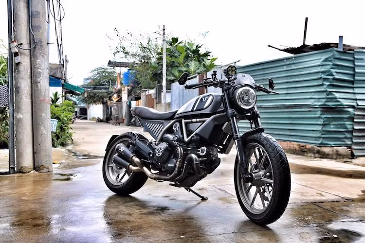 Kể từ khi ra mắt tới nay, do sở hữu mức giá rẻ và kiểu dáng cá tính nên mẫu xe môtô Ducati Scrambler đã rất được giới độ xe ưa chuộng với hàng ngàn bản độ "siêu khủng", thậm chí thay đổi hoàn toàn kết cấu của chiếc xe. Tuy nhiên, cũng có không ít người chơi vốn đã thấy chiếc xe nguyên bản đã khá đẹp mắt và chỉ "chỉnh sửa" nhẹ nhàng một số chi tiết theo sở thích cá nhân.