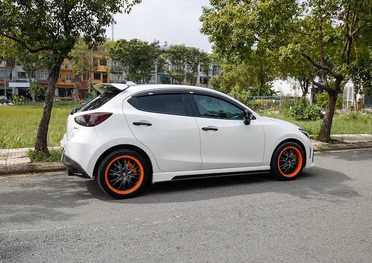 Sau khi được chủ xe độ lại, chiếc Mazda 2 màu trắng này đã "lột xác", không chỉ có ngoại hình thể thao hơn mà còn được bổ sung thêm nhiều tiện ích hữu dụng khi sử dụng hàng ngày.
