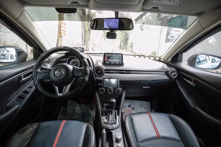 Bên trong nội thất, chủ xe đã trang bị thêm cho Mazda 2 hàng loạt tiện ích như hệ thống giữ ga tự động Cruise Control, camera hành trình Vietmap V9, màn hình gương hậu, màn hình hiển thị áp suất lốp, màn hình hiển thị dạng phản chiếu HUD trên bảng táp-lô, cách âm toàn bộ xe bởi vật liệu từ hãng Forch (Đức)...