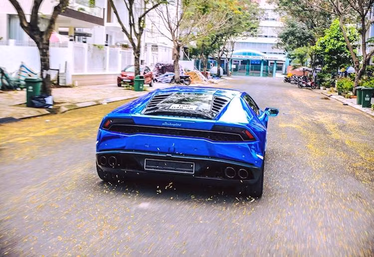 Ở dạng nguyên bản, Lamborghini Huracan được trang bị động cơ V10, dung tích 5,2 lít, sản sinh công suất 610 mã lực tại 8.250 vòng/phút và mô-men xoắn cực đại 560 Nm tại 6.500 vòng/phút. Tuy nhiên vừa qua, công suất của chiếc Huracan màu xanh chrome này đã được tăng thêm 10 mã lực và mô-men xoắn cực đại 58,8 Nm do được độ pô.