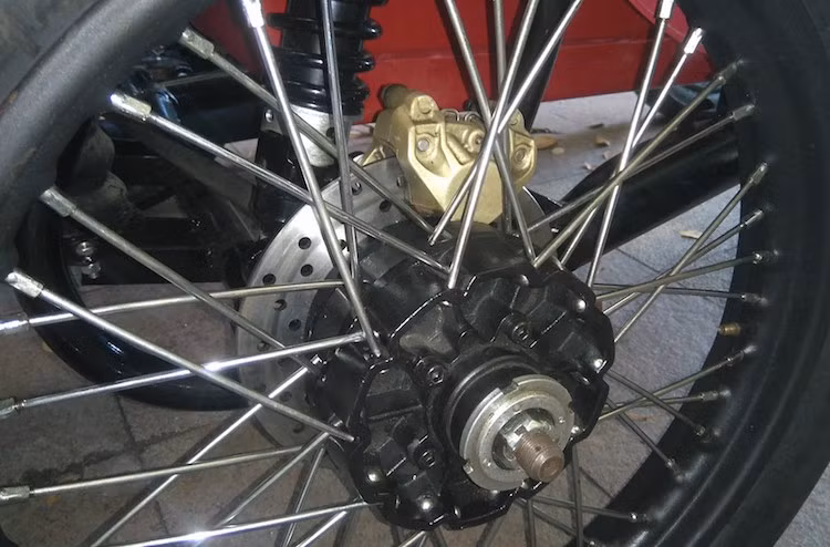 Trong đó, đáng chú ý nhất trên chiếc xe đó là toàn bộ hệ thống phanh đùm nguyên bản của Ural đã được nâng cấp hoàn toàn lên phanh đĩa, bao gồm cả bánh phụ bên thuyền xe. Giống như phiên bản mới, chiếc xe đã được chủ nhân trang bị heo Brembo 4 piston cho bánh trước và 2 pis đối xứng ở các bánh còn lại.