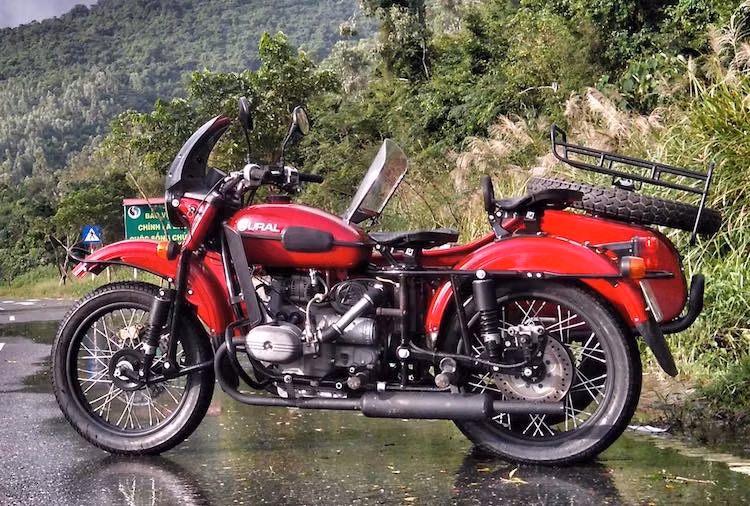 Dòng xe Ural tại Việt Nam cũng thu hút được một lượng lớn người hâm mộ. Tuy nhiên, do đều là xe cũ, những chiếc Ural đa số hiện nay không còn trong tình trạng tốt. Trong khi đó, phiên bản mới nhất của dòng xe với các cải tiến mới lại có giá bên nước ngoài có thể lên tới số tiền khoảng 15.000 USD.