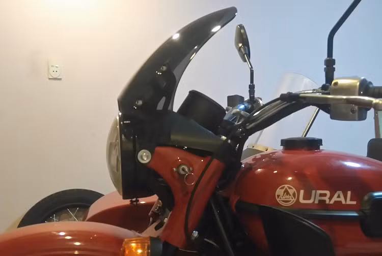 Một điểm đặc biệt khác của chiếc xe đó là phần kính chắn gió trước. Trên thực tế, kính chắn gió này vốn là phụ kiện chính hãng dành cho Triumph Bonneville, nhưng đã có thể lắp vừa vặn cho Ural bằng cách chế tai bắt.