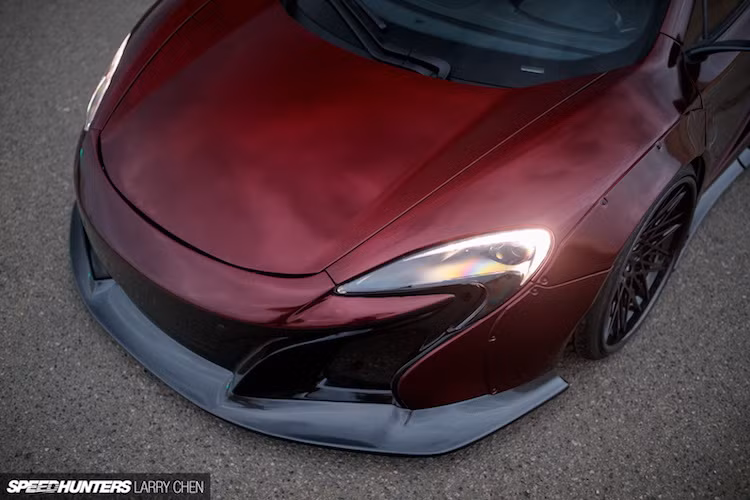 Ở phía trước, Liberty Walk đã giữ nguyên cản trước của McLaren 650S nguyên bản, sau đó lắp cho chiếc xe cánh khuếch tán khí động học bên dưới cản.