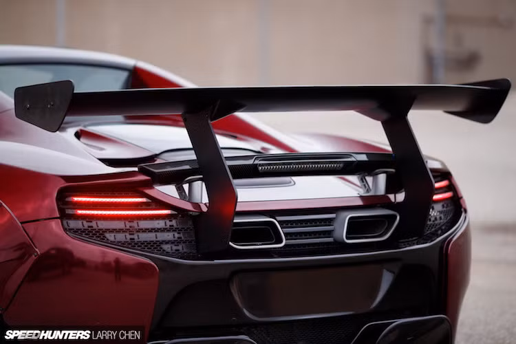 Trong khi đó ở phía sau, Liberty Walk đã độ lại hoàn toàn phần đuôi xe với cản sau hoàn toàn mới, có các khe thoát nhiệt cùng cánh khuếch tán dưới gầm lớn hơn. Đặc biệt, một cánh đuôi cực lớn được gắn phía sau xe khiến 650S có ngoại hình khá gần với siêu xe đua P1 GTR từ chính McLaren.