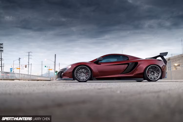 Theo đúng phong cách Liberty Walk, cả 4 vòm bánh xe của McLaren 650S đã được nới rộng bằng các tấm ốp được khoan lỗ bắt vít vào thân xe. Để vừa với hốc bánh lớn hơn, bộ mâm Rotiform QLB 20 inch với lòng cực rộng cùng lốp Toyo Proxes T1R đã được hãng độ này lựa chọn.