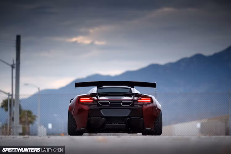 Để có thể trang bị "full bài" widebody Liberty Walk cho "xế cưng" của mình, chủ nhân siêu xe 650S Spider sẽ phải bỏ ra 42.380 USD (tương đương 959 triệu đồng), chưa bao gồm tiền vận chuyển và công lắp đặt. Để tiết kiệm chi phí, họ có thể lựa chọn widebody bằng sợi thủy tinh gia cường thay vì sợi carbon, với giá "chỉ" 34.000 USD (770 triệu đồng).