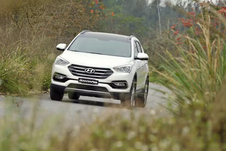 Tại Việt Nam, Santa Fe có 2 phiên bản hệ dẫn động dẫn động cầu trước FWD và 4 bánh 4WD, với 2 loại động cơ là xăng Theta II cho công suất 176 mã lực và mô-men xoắn cực đại 231 Nm và Diesel R 2.2 CRDi, eVGT 202 mã lực/441 Nm. Phiên bản Diesel có công nghệ eVGT để khắc phục những nhược điểm cố hữu của máy dầu như rung, ồn và công suất nhỏ hơn.