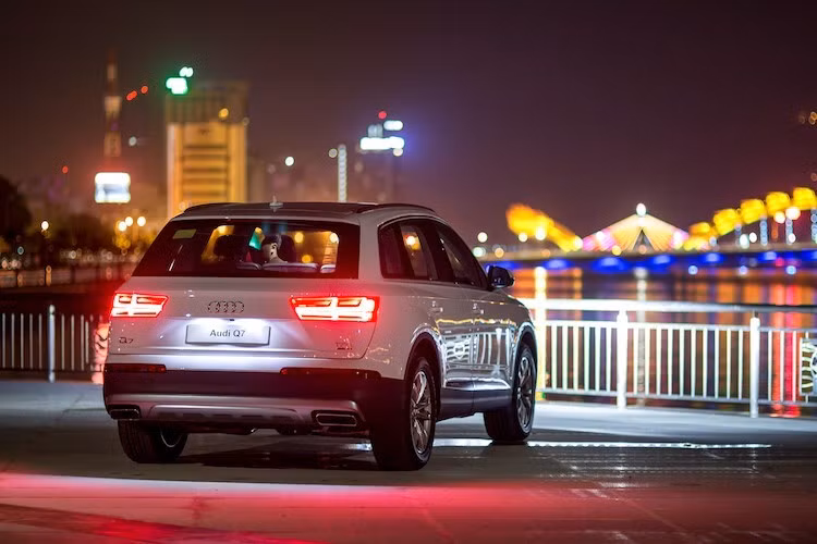 Những công nghệ an toàn của Audi Q7 mới đầy đủ và đã trở thành chuẩn mực: hỗ trợ phanh khẩn cấp, hệ thống chống trượt, cảnh báo điểm mù, cảnh báo chệch làn,... Q7 được phân phối 2 phiên bản động cơ 3.0L và 2.0L, trong đó phổ biến nhất ở Việt Nam là động cơ 2.0L tăng áp 4 xi-lanh 252 mã lực/370 Nm, đủ mạnh để kéo chiếc xe nặng 2.050 kg vận hành mạnh mẽ trên đường.