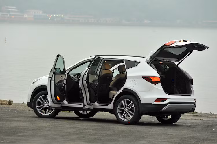 So với một số đối thủ khác cùng tầm giá, Santa Fe có nhiều "option" hấp dẫn như ghế ngồi bọc da, điều hòa tự động 2 vùng độc lập, cửa gió điều hòa cho hàng ghế thứ 3, cửa sổ trời toàn cảnh, cốp điện, phanh tay điện tử, màn hình cảm ứng 8 inch tích hợp bản đồ và tính năng định vị theo đường Việt Nam. Các trang bị an toàn của xe gồm ABS, cân bằng điện tử ESC, khởi hành ngang dốc, kiểm soát thân xe chống trượt VSM.