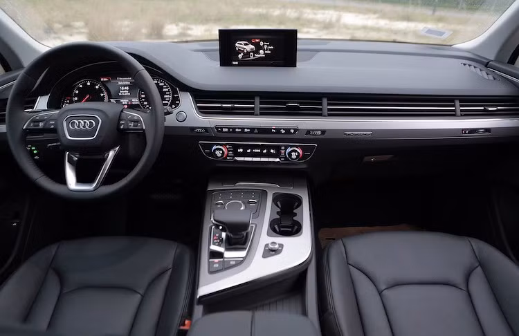 So với thế hệ trước, chiếc xe trông gọn gàng và sắc sảo hơn nhiều. Với kích thước lớn, Q7 có cabin rộng rãi, hàng ghế sau đủ chỗ cho 3 người lớn ngồi thỏai mái. Về mặt công nghệ, ở tầm giá của mình, Q7 cũng sở hữu nhiều "option" cao cấp như hệ thống thông tin giải trí MMI thế hệ mới, màn hình giải trí cho hàng ghế sau, kết nối smartphone với Google Android Auto và Apple CarPlay.