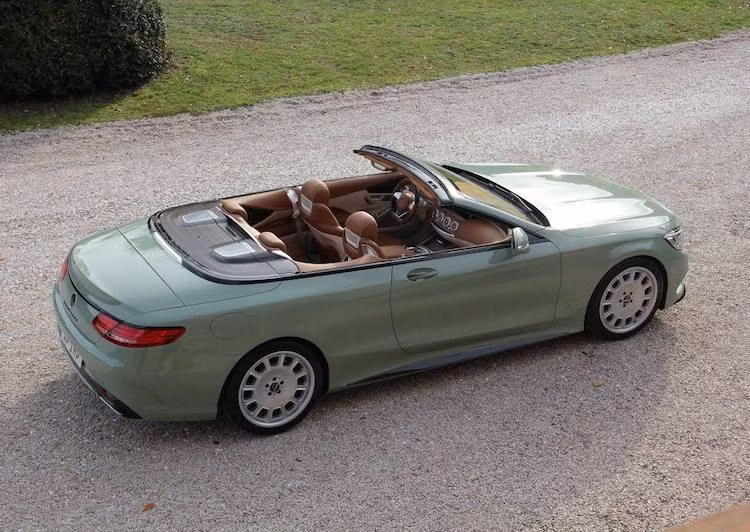 Muốn giữ lại vẻ đẹp thanh lịch của S500 Cabriolet, Carlsson đã chỉ thay cho bản độ Diospyros bộ mâm "hàng thửa" đặc biệt EVO 1/12 với đường kính 20 inch và thiết kế cổ điển. Toàn bộ thân xe đã được sơn trong màu xanh Carlsson Heritage Green khá "nhã nhặn", nhưng đồng thời còn ánh lên màu vàng nhẹ khi ở dưới nắng.