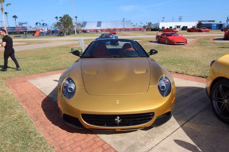 Ngoài 2 "ngôi sao" Ferrari nói trên, sự kiện còn thu hút nhiều mẫu Ferrari hiếm lạ khác. Trong hình là chiếc Ferrari P540 Superfast Aperta dựa trên dòng 599 GTB Fiorano, được sản xuất vào năm 2009 và cũng thuộc hàng "có 1 không 2".