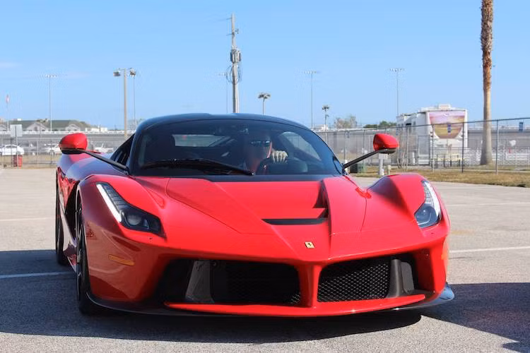 Được tạo ra nhằm ủng hộ các nạn nhân động đất tại Italia ngày 24/8/2016, chiếc LaFerrari thứ 500 đã được bán đấu giá với "giá chốt" lên tới 7 triệu USD. Như vậy, nó đã trở thành chiếc siêu xe Ferrari "mới tinh" đắt nhất từ trước tới nay.