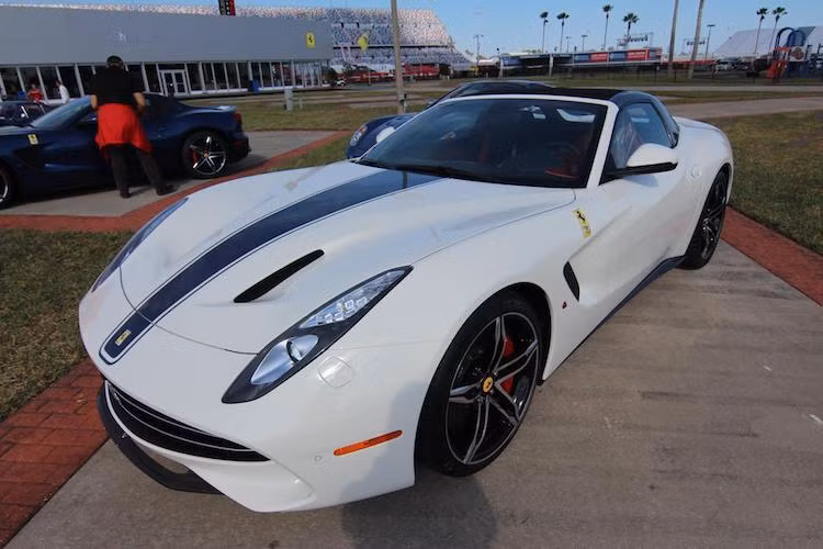 Một chiếc Ferrari F60 America dựa trên cơ sở dòng F12Berlinetta. Đây là siêu xe được ra đời nhằm kỷ niệm 60 năm Ferrari thâm nhập thị trường Bắc Mỹ. Theo hãng Ferrari, chỉ có đúng 10 chiếc F60 America được sản xuất và bán ra thị trường này.