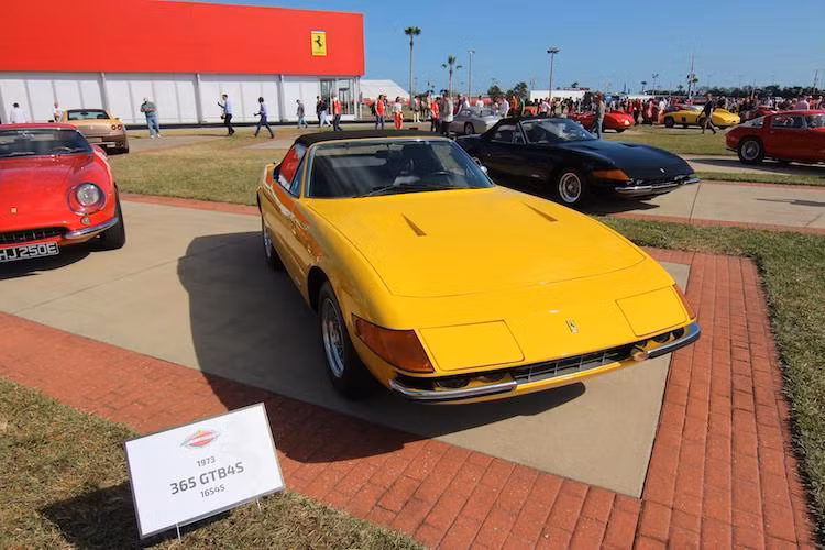 Không chỉ có cơ hội được giao lưu, trao đổi kinh nghiệm và "thử sức" những chiếc xe của mình trên đường đua, Ferrari Mondiali 2016 còn là cơ hội để những chủ xe nhìn ngắm hàng trăm chiếc Ferrari thuộc hàng "kịch độc", xuyên suốt theo lịch sử của hãng siêu xe "ngựa chồm" này.