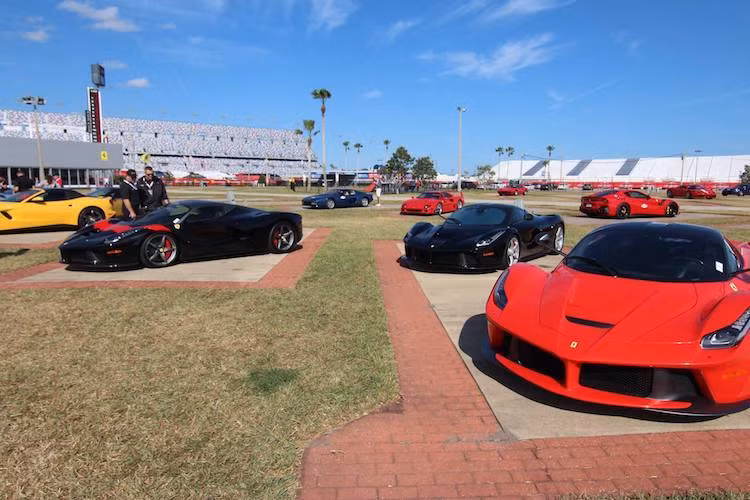 Một sự kiện lớn như Ferrari Mondiali không thể thiếu sự xuất hiện của LaFerrari - siêu xe hàng đầu của Ferrari hiện nay. Dù có số lượng giới hạn 499 chiếc nhưng tại sự kiện này, đã có không dưới 10 chiếc LaFerrari hội tụ. Ngoài ra, Ferrari Mondiali cũng là nơi Ferrari tổ chức đấu giá chiếc LaFerrari cuối cùng với số thứ tự 500.