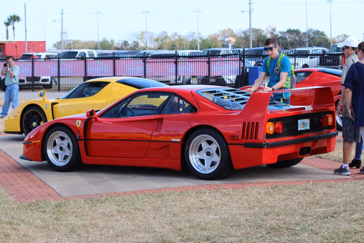 Được sản xuất từ năm 1987 tới 1992, siêu xe Ferrari F40 đặc biệt để kỷ niệm 40 năm thành lập hãng. Ngoài ra, F40 còn có ý nghĩa đặc biệt khi là chiếc xe cuối cùng được chính Enzo Ferrari - nhà sáng lập hãng siêu xe Ý đích thân xét duyệt để đưa vào sản xuất. Vào thời điểm cuối thập niên 80, đầu thập niên 90, F40 là chiếc xe Ferrari nhanh nhất, mạnh mẽ nhất và đắt nhất từng được sản xuất.