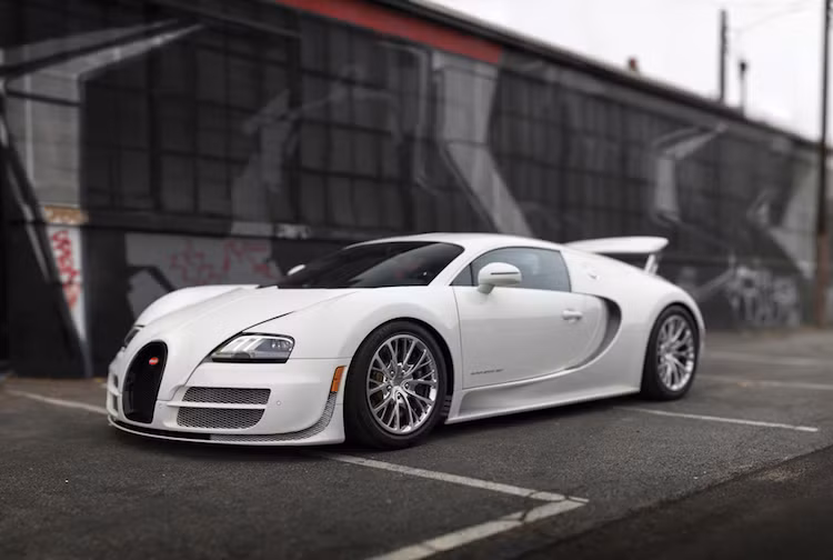 Với tổng cộng 450 chiếc trên tàn Thế giới, "ông hoàng tốc độ" Bugatti Veyron có số lượng khá lớn trong số những siêu xe "hàng khủng". Tuy nhiên, trong số 450 chiếc Veyron từng rời khỏi nhà máy Bugatti, chiếc xe màu trắng "tinh khôi" trong bài viết này vẫn cực kỳ đặc biệt khi nó là phiên bản Bugatti Veyron coupe cuối cùng được sản xuất.