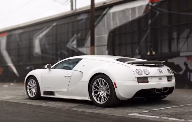 Ra mắt vào năm 2010, Bugatti Veyron Super Sport là phiên bản nhanh nhất, mạnh mẽ nhất của dòng siêu xe "vua tốc độ" Bugatti Veyron. So với một chiếc Bugatti Veyron bình thường, Veyron Super Sport có một số thay đổi ở ngoại thất với cản trước có thiết kế khí động học mới, cản sau có các khe tản nhiệt lớn hơn và ống xả kép.