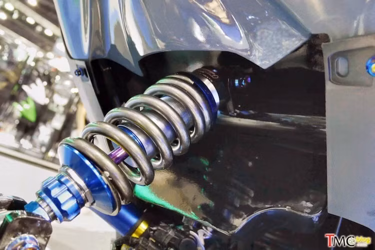 Điểm đặc biệt nhất trên bản độ Aerox 155 này đó là thay vì cặp phuộc kép nguyên bản ở phía sau, chiếc xe đã được độ lên phuộc monoshock khỏe khoắn hơn. Hiện tại, đây là chiếc Aerox 155/NVX 155 độ phuộc monoshock duy nhất trên Thế giới.