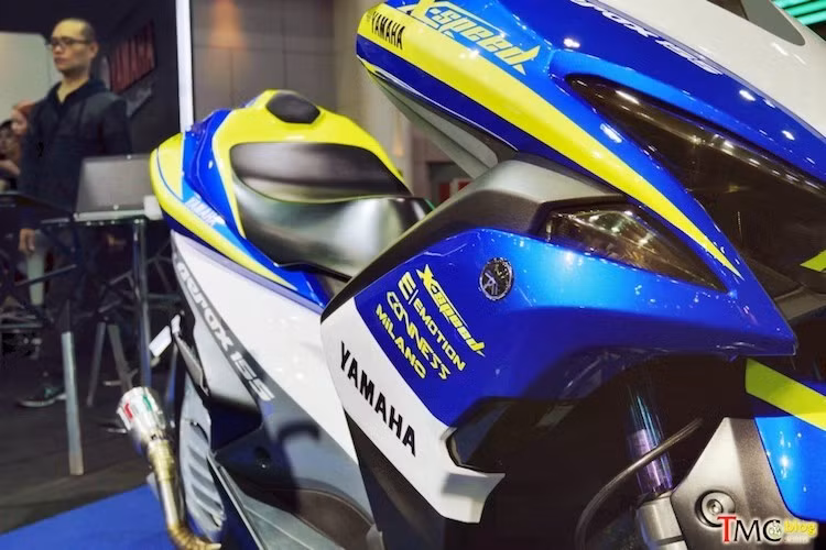 Dàn vỏ nguyên bản của Aerox 155 không có bất kỳ thay đổi nào về thiết kế. Tuy nhiên chiếc xe vẫn tạo ấn tượng mạnh về sự thể thao nhờ sơn tem đấu 3 màu trắng-vàng-xanh nổi bật, được kết hợp hài hòa với nhau.