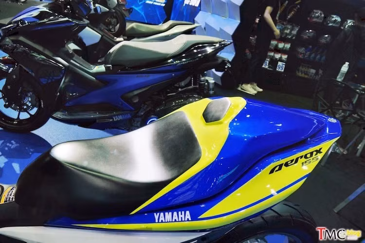 Theo phong cách xe đua, yên đôi nguyên bản trên xe đã được chỉnh sửa trở thành yên solo với phần yên sau ốp nhựa. Do vốn có phần đuôi vuốt nhọn đầy thể thao, chi tiết này khiến phần đuôi xe của chiếc xe tay ga Aerox 155 trông giống như những mẫu superbike "đình đám" hiện nay.