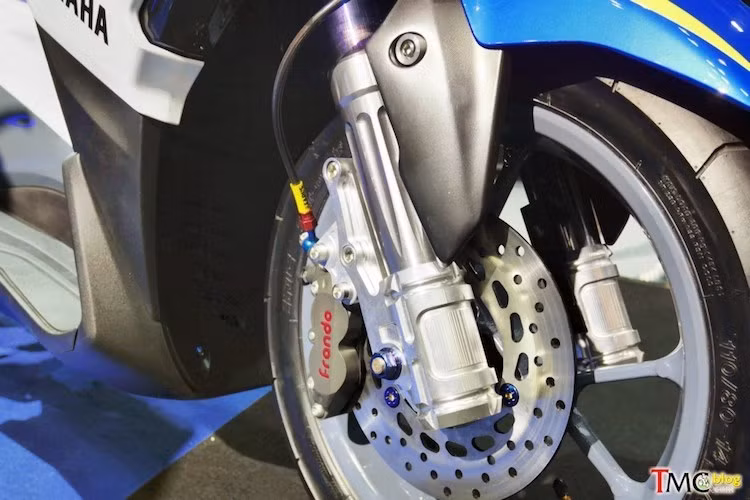 Với bản độ này, Yamaha đã tập trung cải tiến kiểu dáng để Aerox 155 trở nên "ngầu" hơn, nhưng không mất đi vẻ đẹp nguyên bản. So với "xe zin, chiếc xe độ này đã có "thế" thấp hơn nhờ có phuộc trước thay mới với vỏ CNC. Hệ thống phanh trước của xe cũng được nâng cấp nhẹ với heo Frando 4 piston theo mẫu Brembo Billet và dây dầu Earl's.