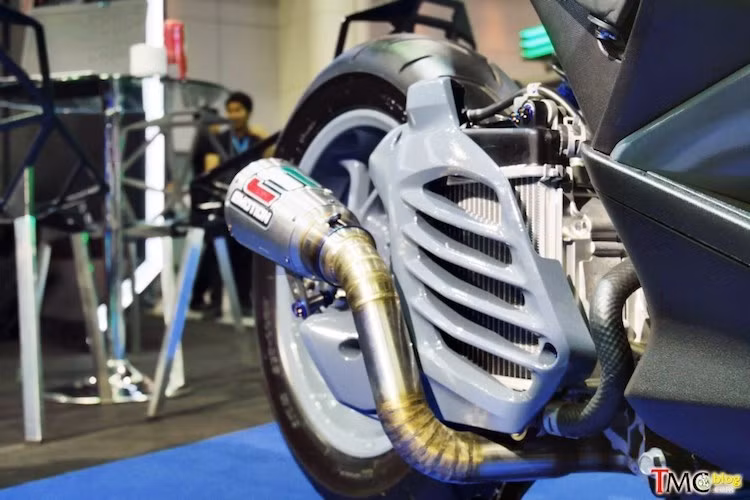 Trên bản độ này, Yamaha đã giữ nguyên kết cấu của động cơ nguyên bản, chỉ độ cho xe cây pô lon ngắn Emotion cùng cổ độ. Hộp lọc gió nguyên bản của xe cũng đã bị loại bỏ, thay vào đó là họng hút gió trực tiếp, đưa nhiều không khí vào động cơ hơn.