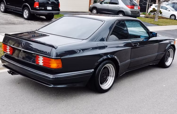 Nếu chỉ nhìn lướt qua, 560 SEC 6.0 Widebody không có nhiều điểm khác biệt so với những chiếc SEC khác. Đúng như tên gọi, chiếc xe có phần thân rộng hơn với các vè bánh vuông vức, cùng với mâm 5 cánh đặc biệt của AMG.