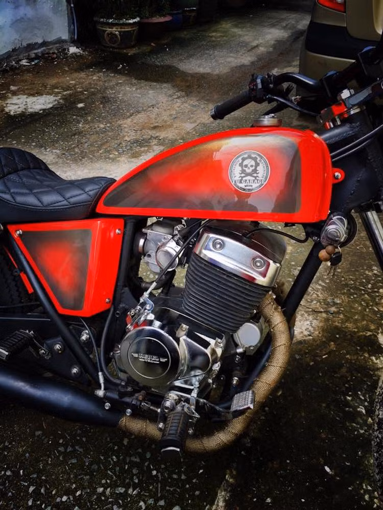 Cặp ốp hai bên thân xe nguyên bản của Rebel USA 170 vẫn được giữ nguyên, tuy nhiên bình xăng lớn của xe có kiểu dáng mới khỏe khoắn hơn. Bên dưới bình xăng là khối động cơ 2 xi-lanh 168 cc phục chế lại, không chỉ mạnh mẽ và bền bỉ hơn mà còn đẹp mắt hơn với nắp quy-lát cùng bưởng máy mạ bóng.