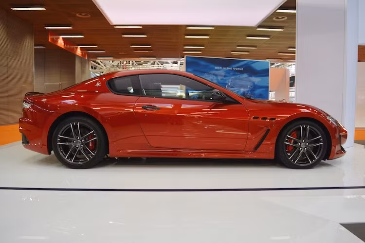 So với các phiên bản GranTurismo MC Stradale khác, Centennial Edition gây ấn tượng mạnh bởi màu sơn đỏ Rosso Magma 3 lớp ở toàn thân xe, bao gồm cả nắp ca-pô bằng sợi carbon. Ngoài màu đỏ, khách hàng có thể lựa chọn màu xanh Blu Inchiostro. Cả 2 màu sắc này mang ý nghĩa là những màu sử dụng trên logo Maserati, và cũng đồng thời là màu truyền thống của vùng Bologna.