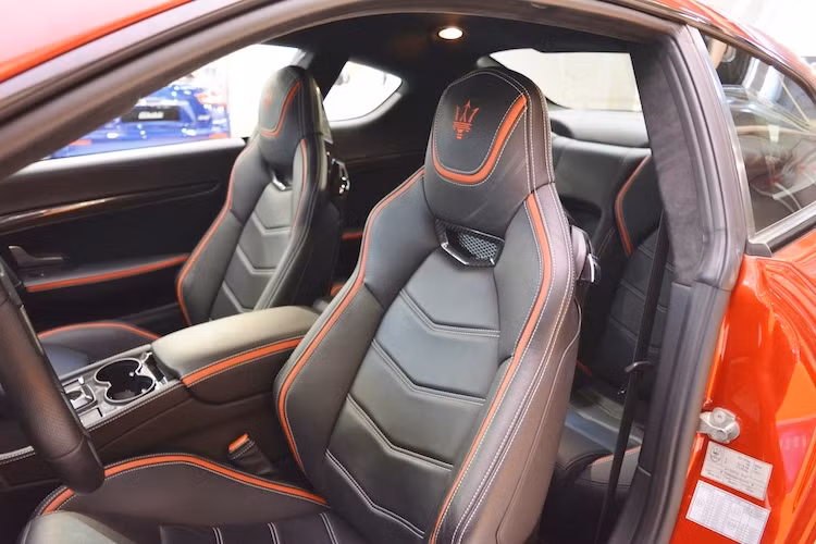 Bên trong nội thất, phiên bản này có cabin được bọc trong da màu đen cao cấp cùng với những đường viền chỉ trùng màu với thân xe. Một tấm ốp kim loại mang ý nghĩa kỷ niệm 100 năm Maserati đã được đặt lên trên bậu cửa của mỗi chiếc GranTurismo MC Stradale Centennial Edition.