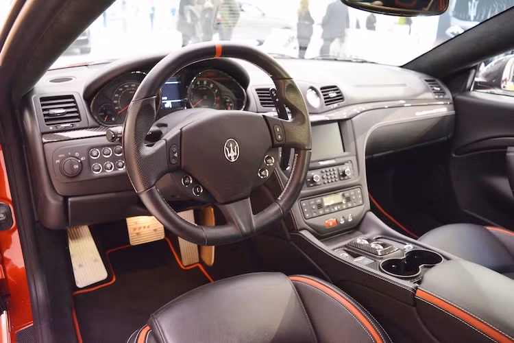 Tương xứng với đẳng cấp của mình, nội thất của GranTurismo MC Stradale Centennial Edition đầy tiện nghi trang bị sẵn như hệ thống thông tin giải trí với màn hình 7 inch, dàn âm thanh Bose Surround Sound, các pedal bằng nhôm thể thao, ghế thể thao và ốp trang trí bằng sợi carbon.