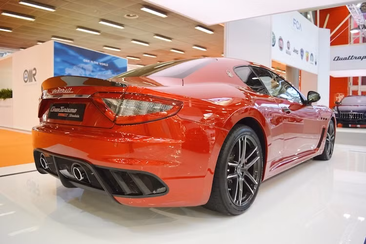 Ngoài sự khác biệt về màu sắc, GranTurismo MC Stradale Centennial Edition vẫn không có sự khác biệt gì so với những bản MC Stradale bình thường khác. Chiếc xe cũng được trang bị bộ bodykit thể thao, nắp ca-pô có khe hút gió, bộ mâm 20 inch 5 cánh kép và hệ thống phanh gốm-carbon.