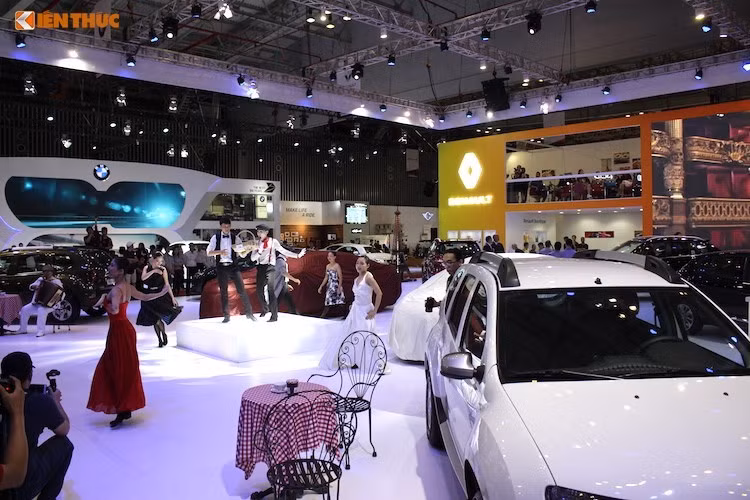 Không chỉ có những triển lãm riêng của mỗi hãng xe, toàn bộ ngành công nghiệp ôtô Việt cũng có 2 triển lãm lớn là VMS và VIMS được tổ chức liên tiếp trong cùng 1 tháng (T10/2016). Không còn có quá nhiều những mẫu xe ý tưởng, xe đua trưng bày, các hãng xe đều tập trung giới thiệu những mẫu xe chiến lược trong tương lai gần và kèm theo đội ngũ nhân viên bán hàng đông đảo để đáp ứng nhu cầu mua xe của khách.