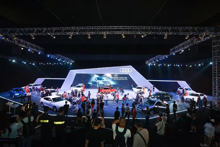 Mức tiêu thụ xe hơi tăng mạnh không chỉ do nhu cầu của khách hàng Việt mà còn bởi hàng loạt các biện pháp "kích cầu" của nhiều hãng xe, trong đó nổi bật nhất là những show triển lãm riêng. Trong năm nay, một số hãng xe lớn tới từ Đức như Volkswagen, Audi, BMW và Mercedes đã liên tiếp tổ chức những triển lãm của riêng thương hiệu mình, thu hút một lượng lớn công chúng và khách hàng tiềm năng tới xem và ký hợp đồng mua xe.