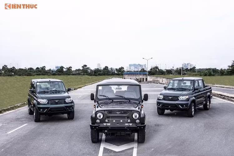 Chọn triển lãm ôtô quốc tế Việt Nam làm nơi ra mắt chính thức, thương hiệu xe Nga nổi tiếng một thời UAZ đã "tái xuất hiện" tại nước ta với 3 mẫu xe địa hình là Hunter, Patriot và Pickup. Được dự đoán sẽ có giá bán hấp dẫn do chính sách hỗ trợ thuế theo cam kết giữa 2 nước Việt-Nga, tuy nhiên tới cuối năm 2016 giá bán chính thức của 3 mẫu xe này cũng chưa được tiết lộ.