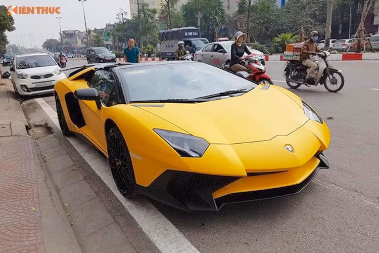 Dù bị "áp thuế" mạnh mẽ do có dung tích động cơ tăng nhưng từ đầu tới cuối năm 2016, giới chơi xe Việt liên tục được đón nhận rất nhiều mẫu siêu xe và xe sang "hàng khủng" đẳng cấp Thế giới, có thể kể tới một số cái tên như "cặp đôi" Lamborghini Aventador SV Coupe/Roadster, Ferrari 488 GTB/488 Spider, Lamborghini Huracan, Pagani Huayra, các dòng McLaren khác nhau...