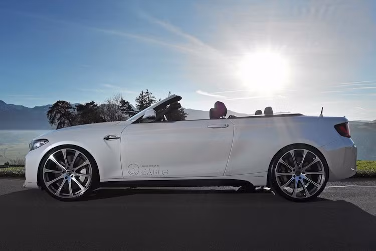 Để thỏa mãn những khách hàng muốn một chiếc xe mui trần với hiệu năng của M2, Dahler đã kết hợp với một xưởng độ khác là Technik và sử dụng một chiếc BMW 2 Series mui trần bình thường làm "nền tảng" cho bản độ "như zin" này.