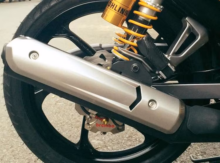 Ở phía sau, ốp pô nguyên bản của Sirius đã được thay bằng ốp nhôm phay xước đẹp mắt từ phiên bản bán tại Thái Lan của xe là Spark Nano. Tương tự như bánh trước, bánh sau của xe có heo Brembo Billet pát ngược và đĩa Galfer.