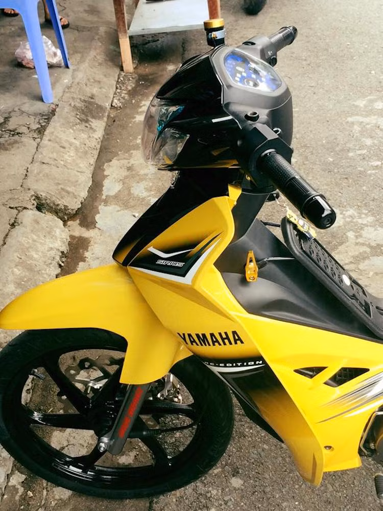 Chính vì vậy, đã có một số biker tại Việt Nam đã tận dụng thiết kế đẹp của Sirius để nâng cấp chiếc xe theo phong cách độ kiểng nhẹ nhàng. Với một loạt những đồ chơi "hàng hiệu", chiếc Sirius của một biker tại Sài Gòn đã được "lột xác" đầy cuốn hút và thể thao.