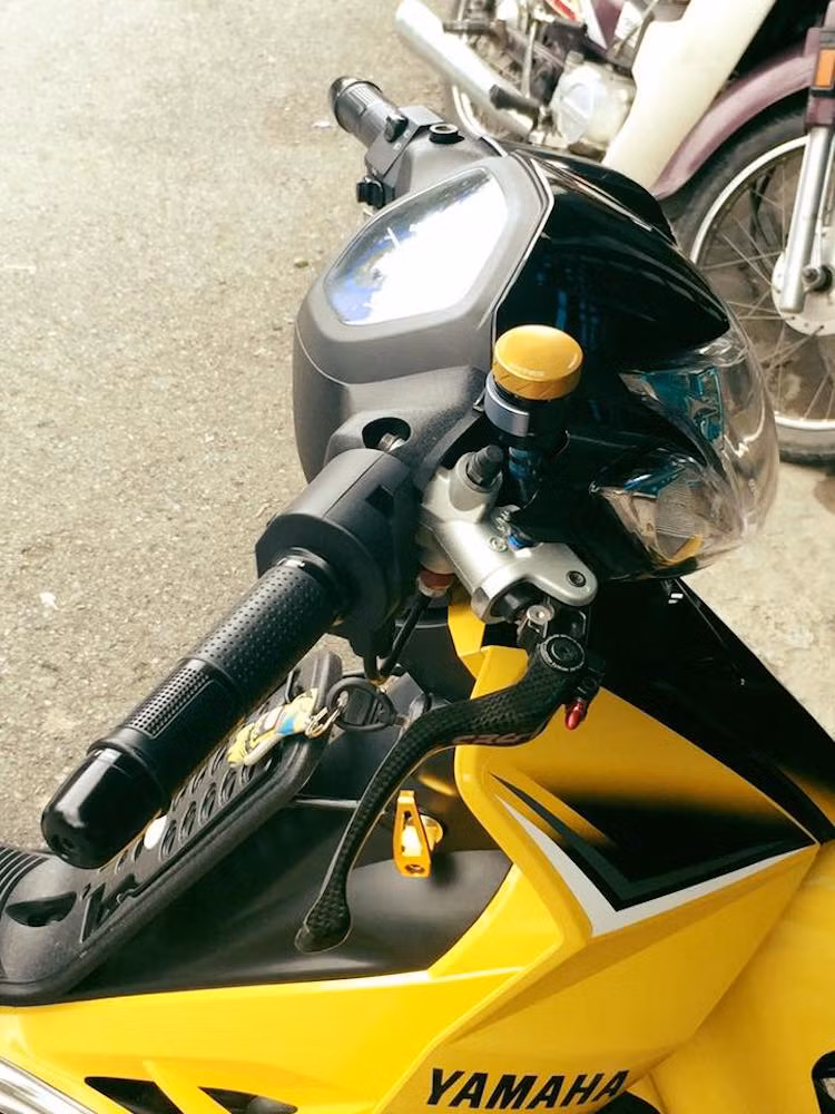 Ở phía trên tay lái của xe là sự xuất hiện của bộ cùm phanh Brembo, đi kèm với tay phanh CRG Carbon. Bình dầu Rizoma nằm gọn ngay phía trên tổng phanh, trong khi 2 bên tay lái là cặp bao tay Rizoma Lux đẹp mắt.