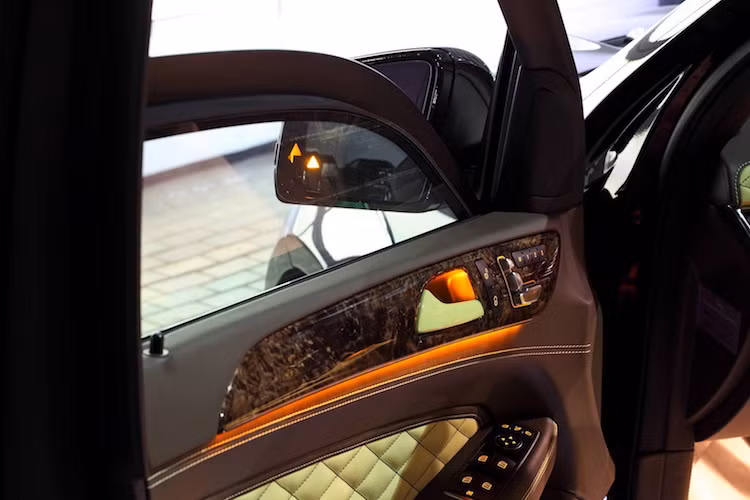 Sự cầu kỳ của Top Car còn thể hiện ở từng chi tiết nhỏ nhất trong cabin xe như các nút bấm hay tay kéo mở cửa mạ vàng. Khách hàng cũng có thể đặt hàng nội thất theo ý muốn với những chất liệu hiếm và "điên rồ" nhất như da cá sấu hay vàng 24k.