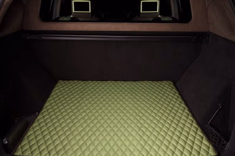 Ngay cả bề mặt sàn khoang hành lý của xe cũng đã được Top Car bọc cẩn thận bằng da và chần chỉ như các ghế ngồi trong cabin. Do là phiên bản chống đạn nên giữa khoang hành lý và hành khách của GLE Guard còn có thêm một vách ngăn bằng kính bảo vệ khác.