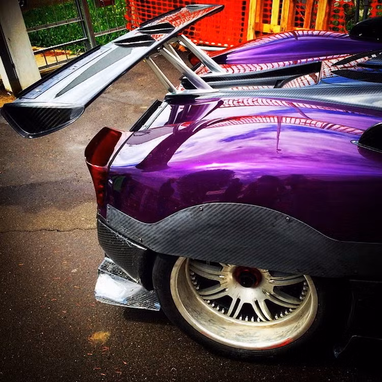 Điểm đặc biệt nhất của chiếc xe đó là vòm bánh sau đã được che một phần bởi tấm ốp bằng sợi carbon, khiến cho Zonda Zozo đạt lực cản không khí ít hơn một chút so với các phiên bản Zonda khác. Hiện tại, Zozo vẫn là chiếc Zonda duy nhất trene Thế giới có chi tiết này.