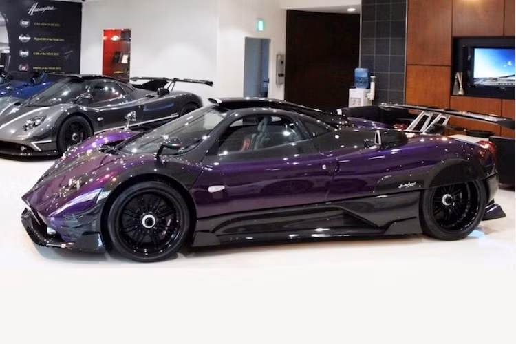 Pagani Zonda Zozo là siêu xe độc bản, dựa trên series Zonda 760 "đời cuối của hãng siêu xe Ý Pagani. Chiếc xe này đã được đặt hàng vào năm ngoái bởi ông Yusaku Maezawa (41 tuổi) - người sáng lập shop thời trang online Zozotown. Với khối tài sản lên tới 2,6 tỷ USD, Maezawa hiện đang là người giàu thứ 17 Nhật Bản.